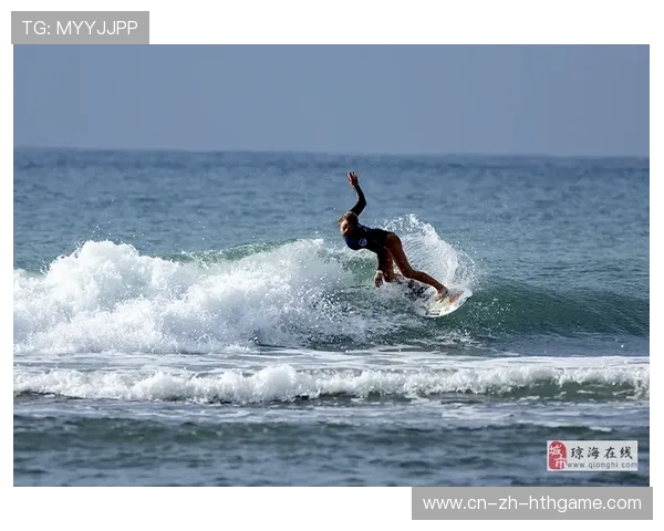 冲浪选手在巨浪中摆造型拍照,摄影师称其“海上疯子” 冲浪选手在巨浪中摆造型拍照,摄影师称其“海上疯子”